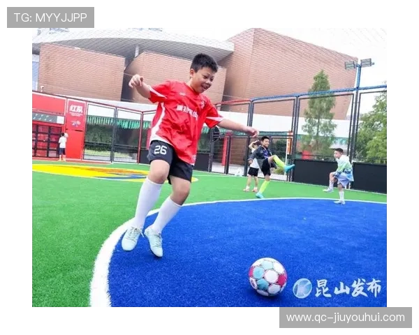 从球场到日常街头看足球人走路姿势的独特节奏与身体语言